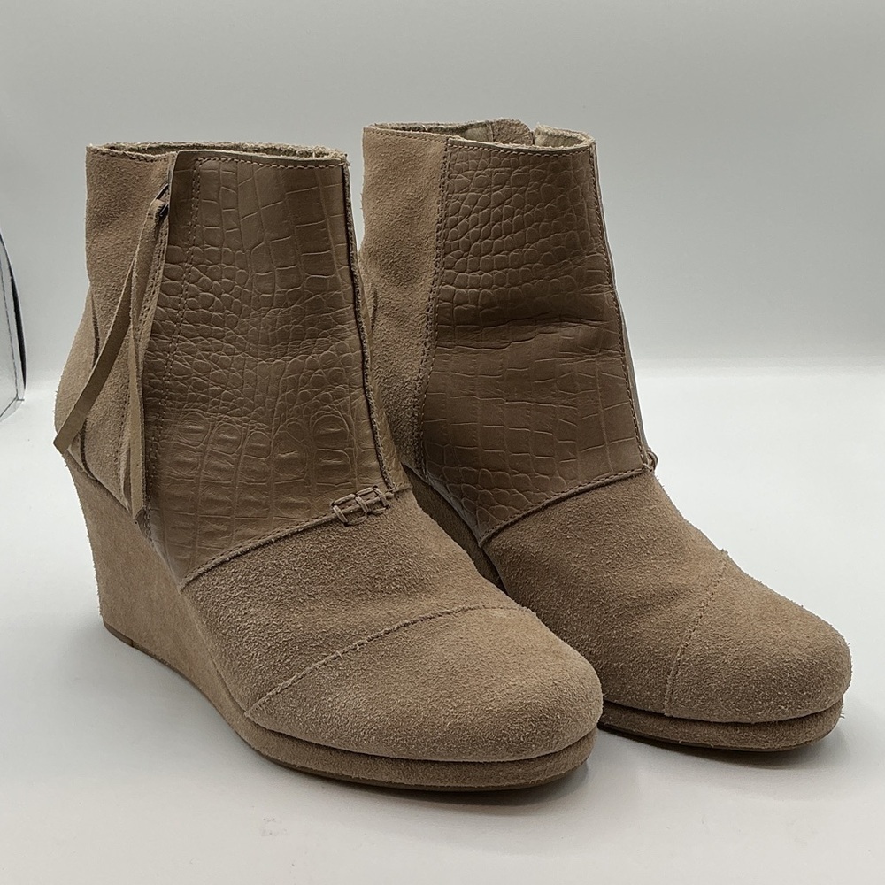 Toms Tan Textured Wedge Boots  Toms High Desert Textured Wedge, size 7.5